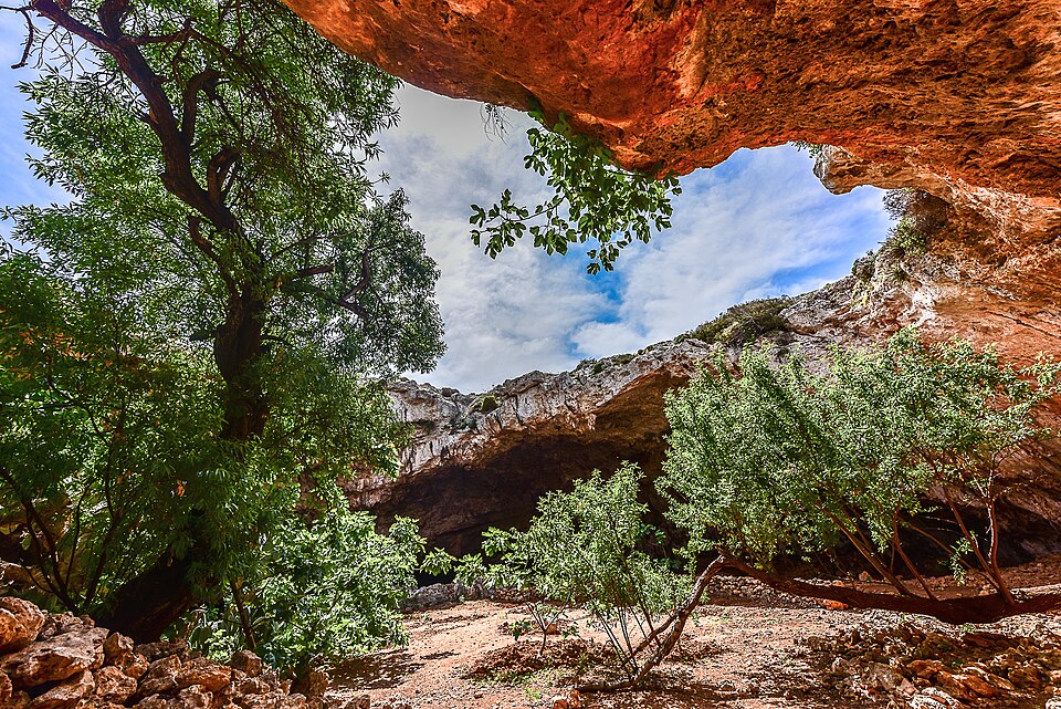 Għar Tuta, also known as Latnija Cave